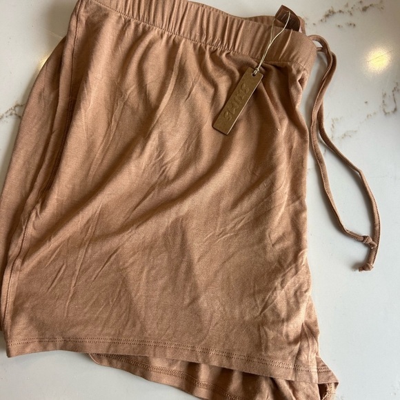 SKIMS Ochre brown lounge shorts size 2X NWT - Picture 1 of 4